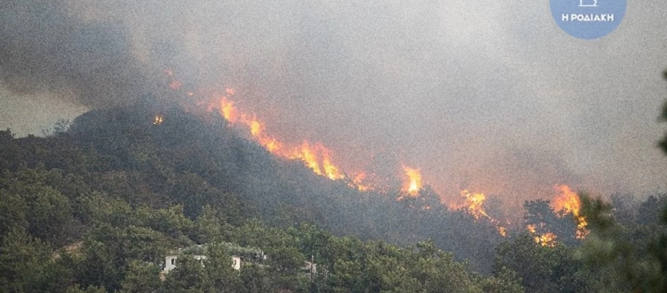 Εκτεταμένες αναζωπυρώσεις στα μέτωπα της πυρκαγιάς στη Ρόδο